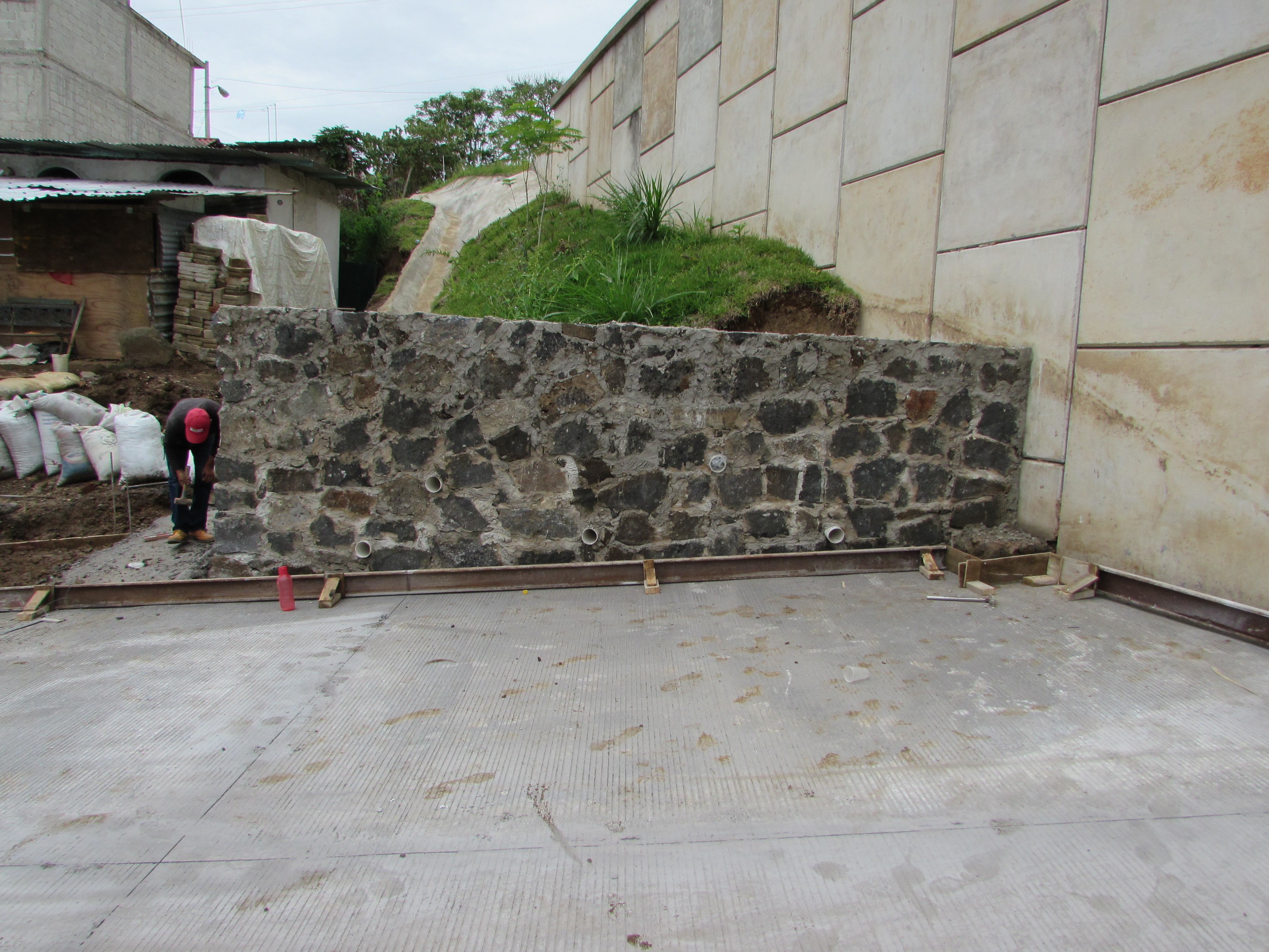 MURO DE CONTENCIÓN A BASE DE MAMPOSTERÍA DE PIEDRA BRASA DE ACUERDO A DISEÑO, DE HASTA 3.00 MTS DE ALTURA ASENTADO CON MORTERO CEMENTO ARENA EN PROPORCIÓN 1:5. INCLUYE: ANDAMIOS.